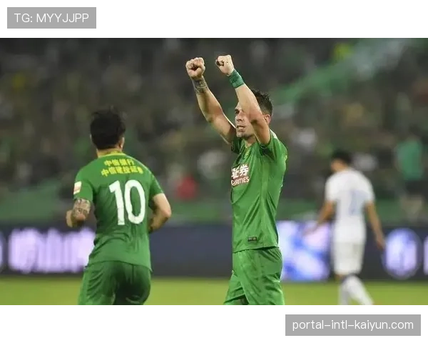 特写：告别战替补登场，看台上的巨幅TIFO送别尤文老将