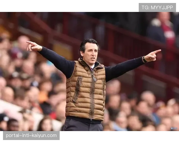 特写:阿斯顿维拉主场引入的送餐机器人因雨天路滑“罢工”,引发球迷趣味讨论 特写:阿斯顿维拉主场引入的送餐机器人因雨天路滑“罢工”,引发球迷趣味讨论